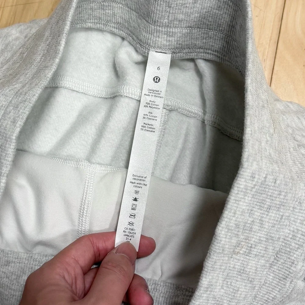 LIKE NEW Lululemon Women’s Scuba High Rise Cropped Joggers_4